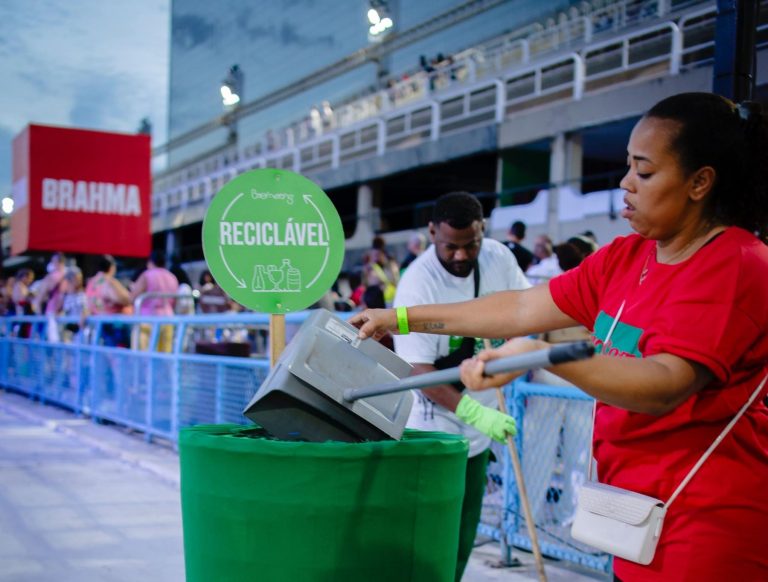 Recolhimento de resíduos durante ensaio técnico da Série Ouro na Passarela do Samba: em busca de um Carnaval mais sustentável (Foto: Liga RJ / Divulgação)