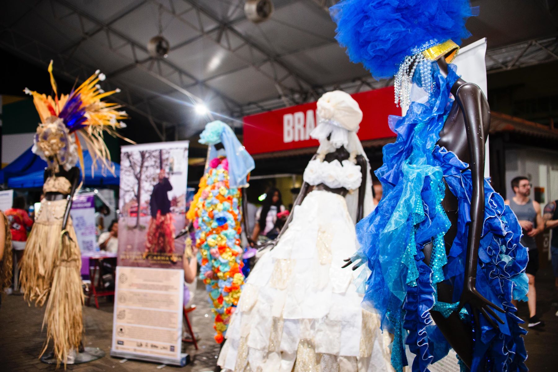 Exposição em evento da Série Ouro de fantasias feitas com material reusado de outros desfiles: parceria para recolhimento, reuso e reciclagem de peças de fantasias e adereços (Foto: Liga RJ / Divulgação)