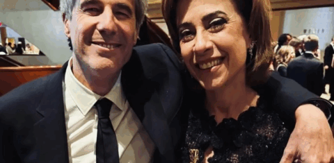 Walter Salles e Fernanda Torres com a estatueta: prêmio de melhor filme internacional para Ainda Estou Aqui é conquista inédita para o cinema brasileiro (Foto: Reprodução / Instagram)