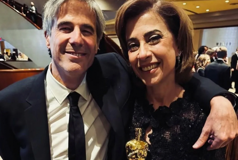 Walter Salles e Fernanda Torres com a estatueta: prêmio de melhor filme internacional para Ainda Estou Aqui é conquista inédita para o cinema brasileiro (Foto: Reprodução / Instagram)
