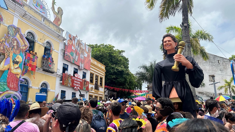 Boneco gigante de Fernanda Torres no Carnaval de Olinda: grito pelo direito inalienável das mulheres a uma vida que preste (Foto: Prefeitura de Olinda / Divulgação)