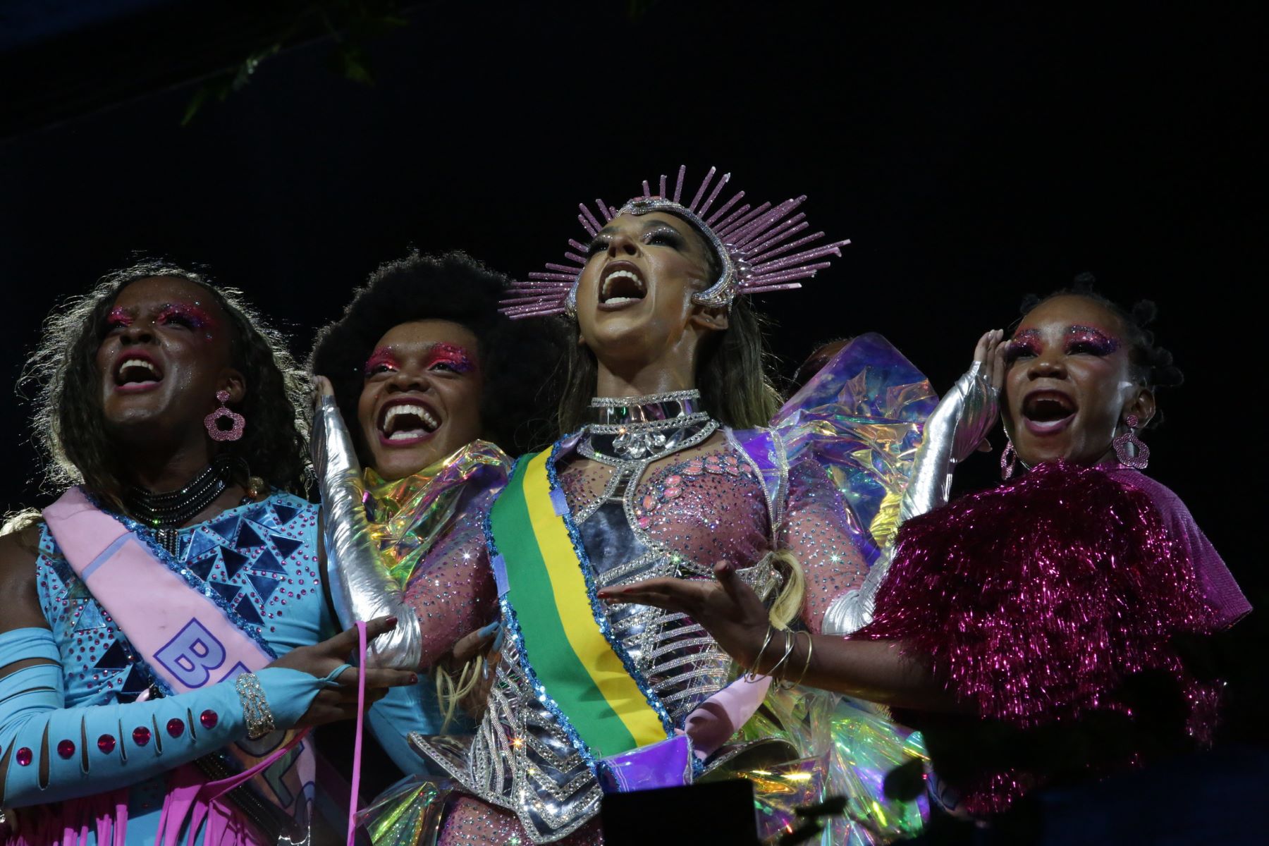 A deputada Erika Hilton no desfile da Paraíso do Tuiuti: “O primeiro país do mundo no assassinato de mulheres como Xica Manicongo terá que olhar a sua história sendo recontada” (Foto: Tata Barreto / Riotur)