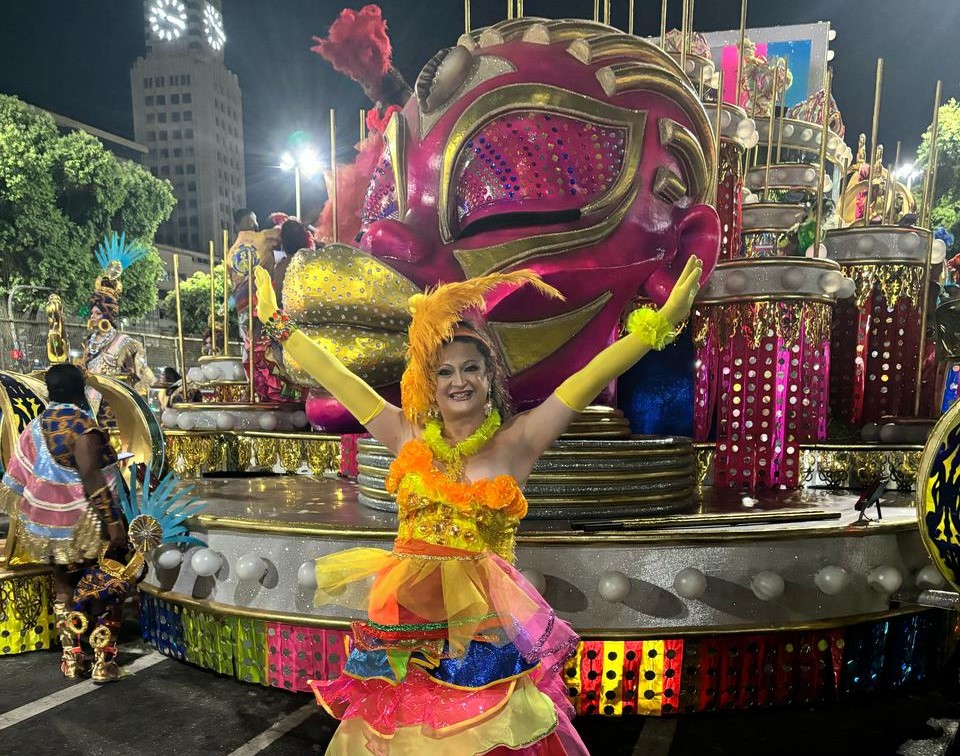 Deborah Sabará na concentração da Paraíso do Tuiuti: "É preciso fazer com que as escolas de samba de todo o Brasil voltem a ocupar este lugar de acolher e integrar as pessoas trans" (Foto: Arquivo Pessoal)