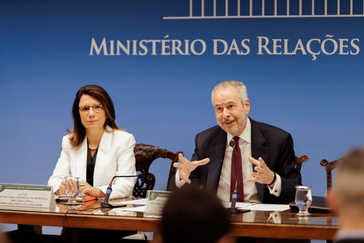 O presidente da COP30, André Corrêa do Lagoa, fala a jornalistas ao lado da secretária-executiva, Ana Toni: carta convoca países para mutirão global contra mudanças climáticas (Foto: Isabela Castilho/ COP30 Amazônia)