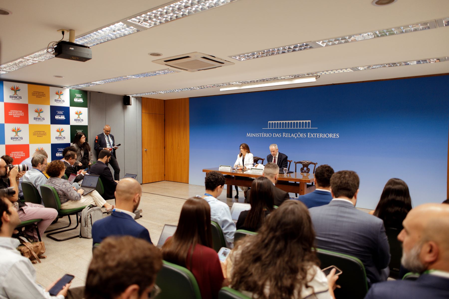 O presidente da COP30, André Corrêa do Lagoa, e a secretária-executiva, Ana Toni em entrevista coletiva: ambientalistas criticam pouca menção a combustíveis fósseis na carta da presidência brasileira da COP30 (Foto: Isabela Castilho/ COP30 Amazônia)