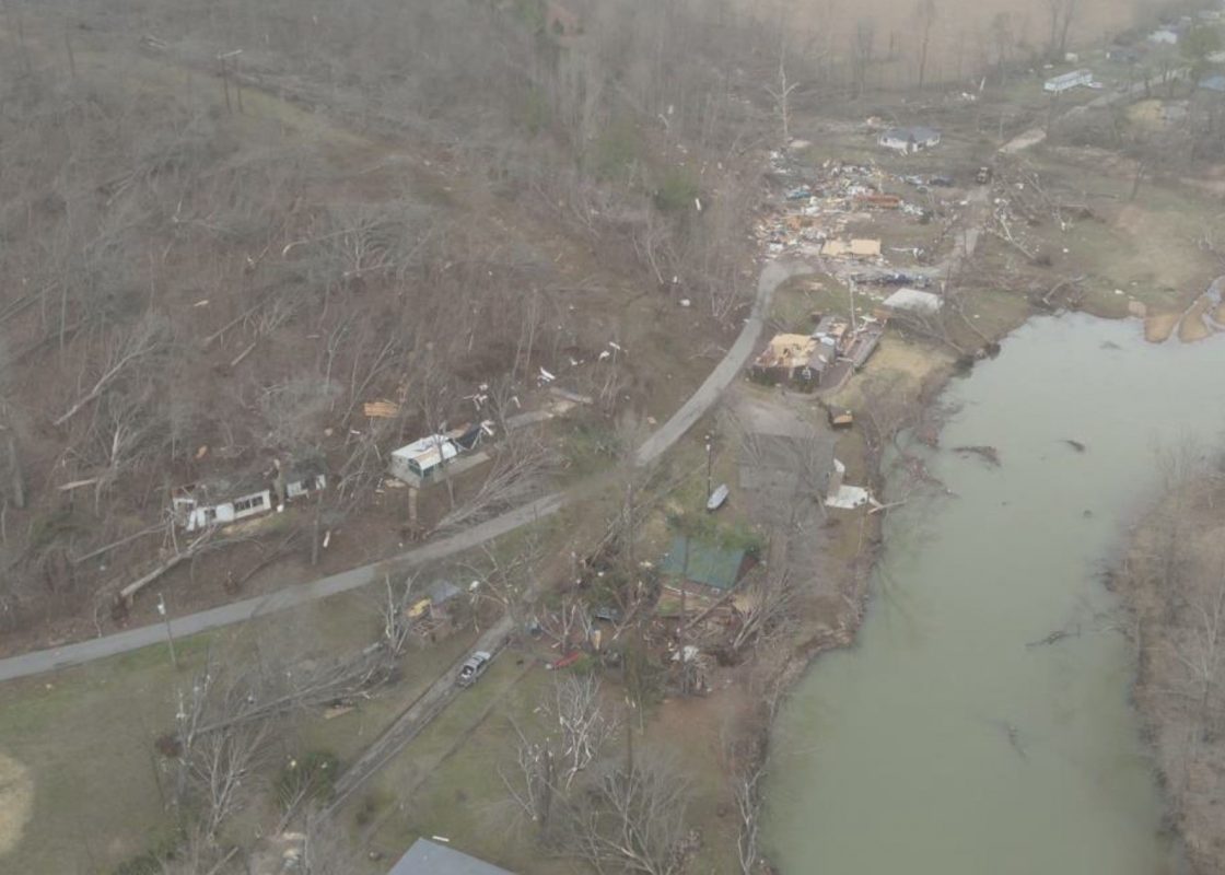 Casas e árvores derrubadas após passagem de tornado no estado do Missouri: pelo menos 40 pessoas mortas nos EUA após série de tornados, incêndios florestais, ventos de alta velocidade e tempestades de poeira nos EUA (Foto: Governo do Missouri)