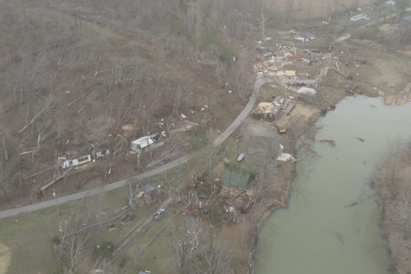 Casas e árvores derrubadas após passagem de tornado no estado do Missouri: pelo menos 40 pessoas mortas nos EUA após série de tornados, incêndios florestais, ventos de alta velocidade e tempestades de poeira nos EUA (Foto: Governo do Missouri)