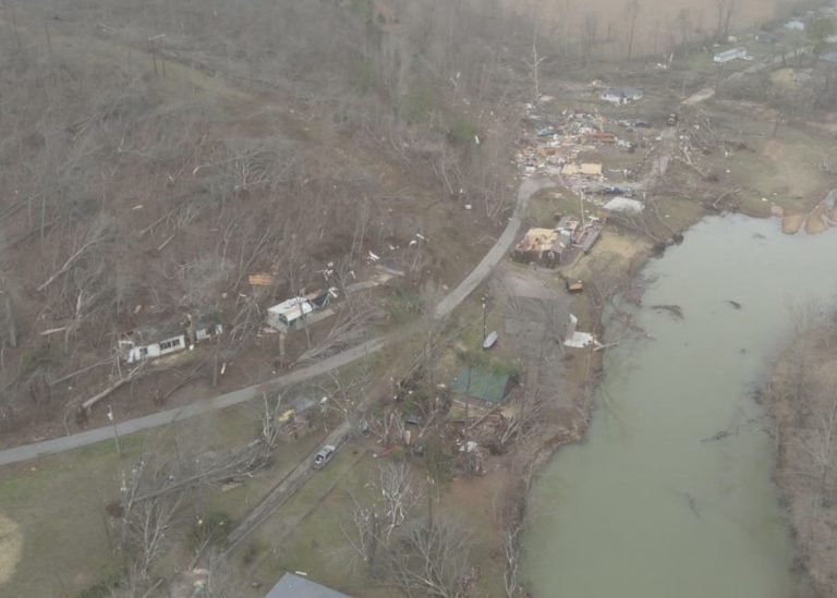 Casas e árvores derrubadas após passagem de tornado no estado do Missouri: pelo menos 40 pessoas mortas nos EUA após série de tornados, incêndios florestais, ventos de alta velocidade e tempestades de poeira nos EUA (Foto: Governo do Missouri)