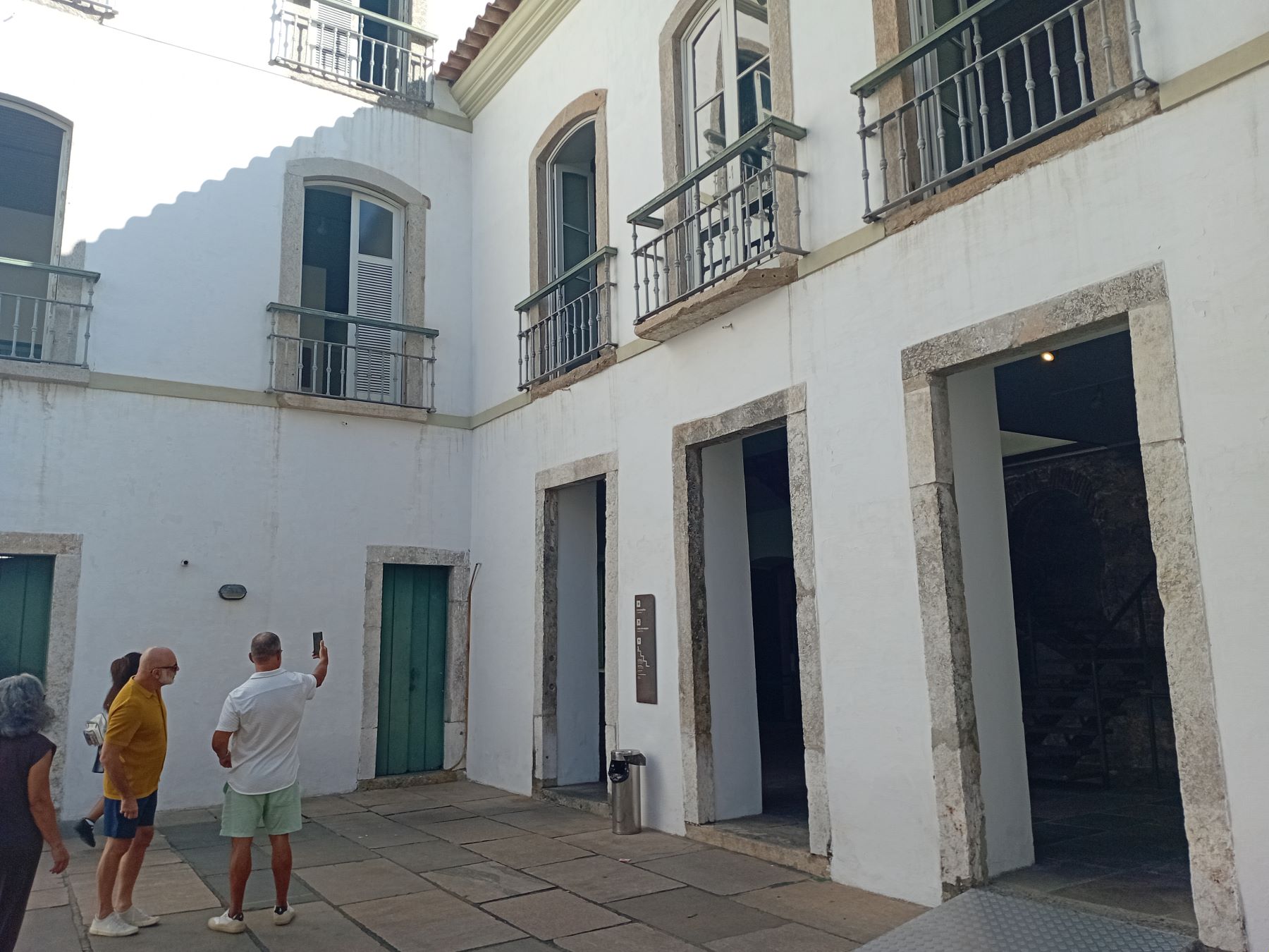 Turistas visitam o Paço Imperial: patrimônio histórico e espaço cultural (Foto: Oscar Valporto)