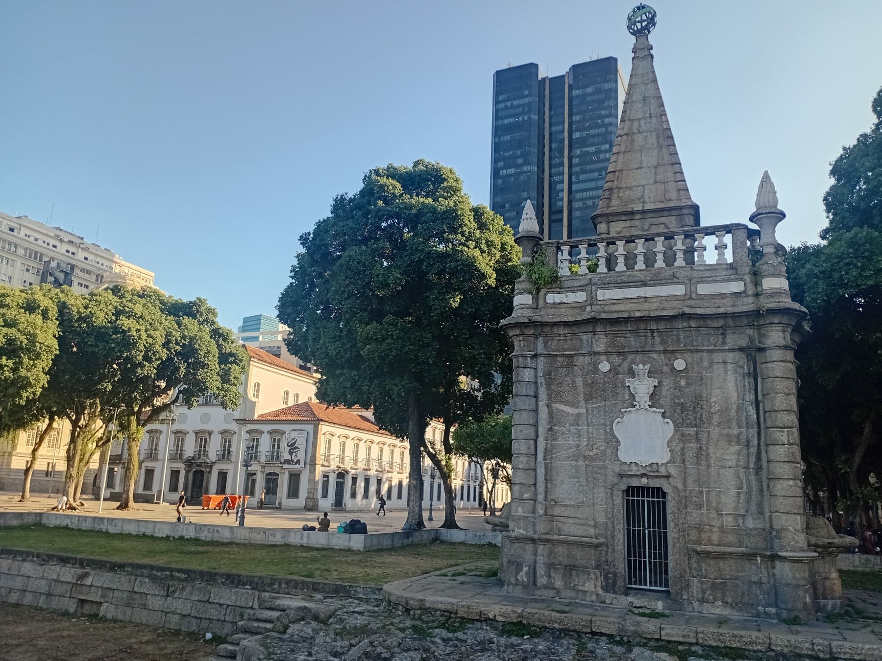 O chafariz de Mestre Valentim e o Paço Imperial no século 21: sobreviventes do século 18 das reformas urbanas no Centro do Rio (Foto: Oscar Valporto)