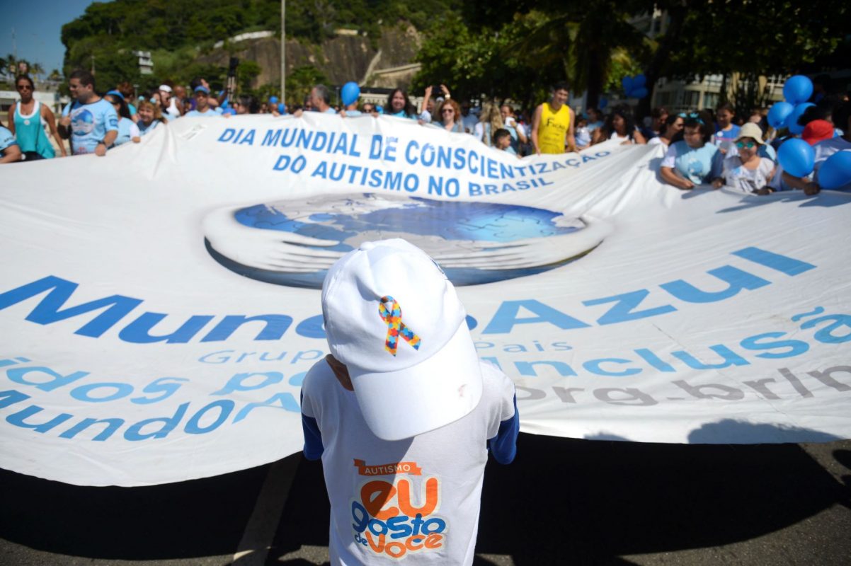 Caminhada pelo Dia Mundial de Conscientização do Autismo no Rio: Detecção precoce do autismo ajuda na alfabetização e inclusão escolar (Foto: Tânia Rego / Agência Brasil - 08/04/2018)