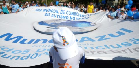 Caminhada pelo Dia Mundial de Conscientização do Autismo no Rio: Detecção precoce do autismo ajuda na alfabetização e inclusão escolar (Foto: Tânia Rego / Agência Brasil - 08/04/2018)