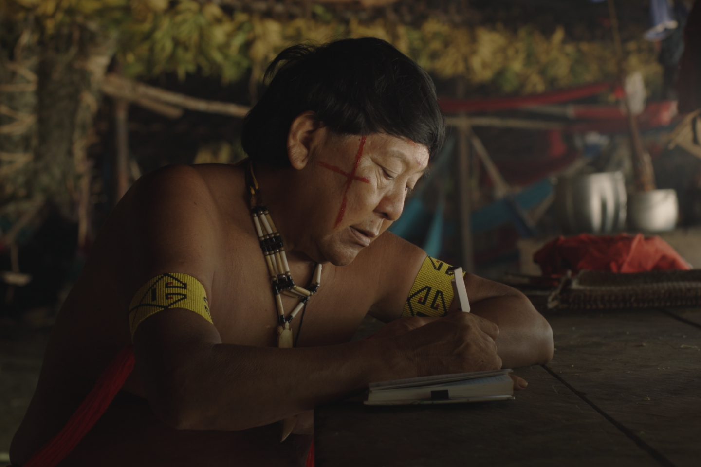 O xamã yanonami no documentário Watoriki – Conversa com Davi Kopenawa: “Por que os brancos não se acalmam? Por que querem nos destruir?" (Foto: Divulgação)