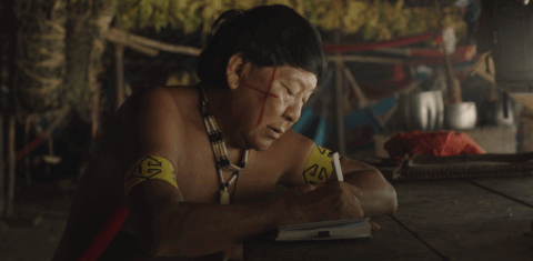 O xamã yanonami no documentário Watoriki – Conversa com Davi Kopenawa: “Por que os brancos não se acalmam? Por que querem nos destruir?" (Foto: Divulgação)