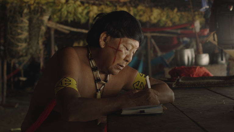 O xamã yanonami no documentário Watoriki – Conversa com Davi Kopenawa: “Por que os brancos não se acalmam? Por que querem nos destruir?" (Foto: Divulgação)