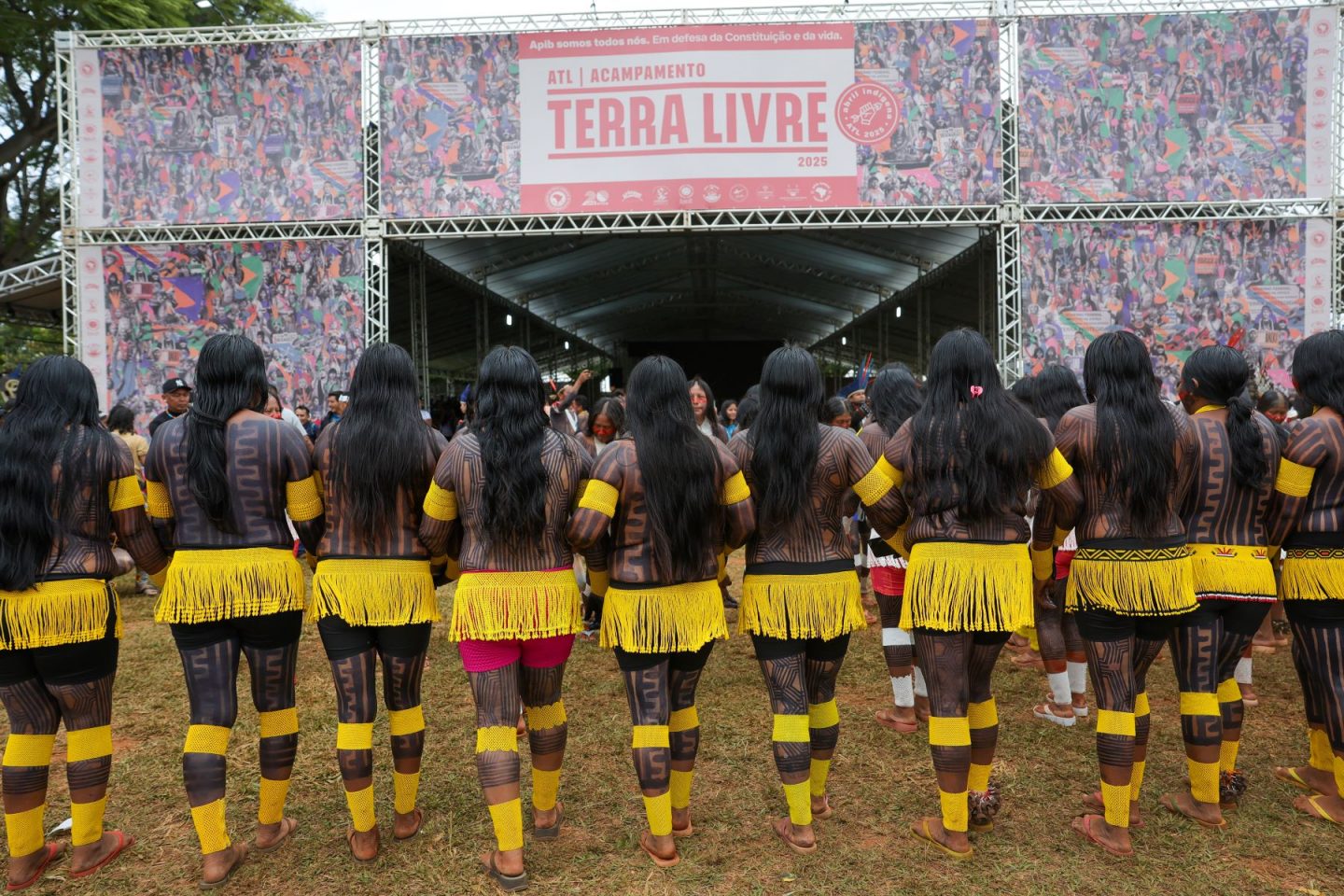 Indígenas no Acampamento Terra Livre em Brasília: povos querem equiparação de seus líderes a chefes de estado na COP30 (Foto: Fabio Rodrigues-Pozzebom/ Agência Brasil)