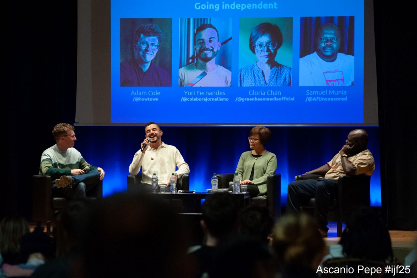 Yuri Fernandes (ao microfone) entre Adam Cole, Gloria Chan e Samuel Munia em painel no Festival Internacional de Jornalismo na Itália: debate sobre jornalismo independente, audiência e novos produtos (Foto: Ascanio Pepe / IJF)