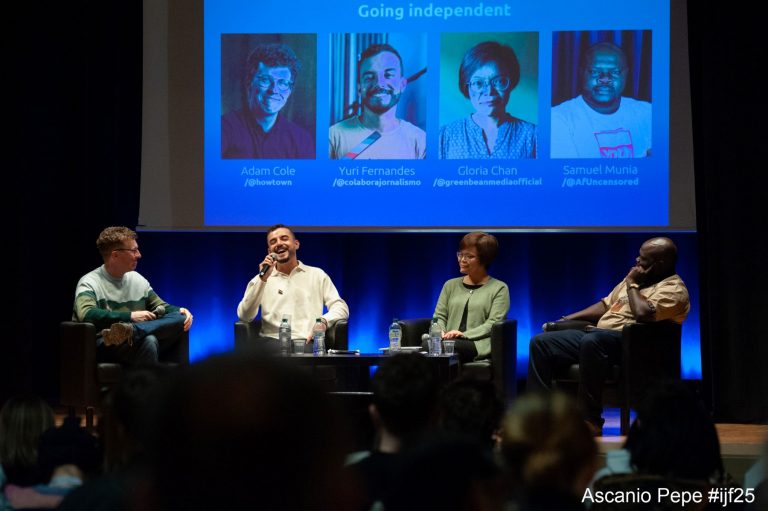 Yuri Fernandes (ao microfone) entre Adam Cole, Gloria Chan e Samuel Munia em painel no Festival Internacional de Jornalismo na Itália: debate sobre jornalismo independente, audiência e novos produtos (Foto: Ascanio Pepe / IJF)