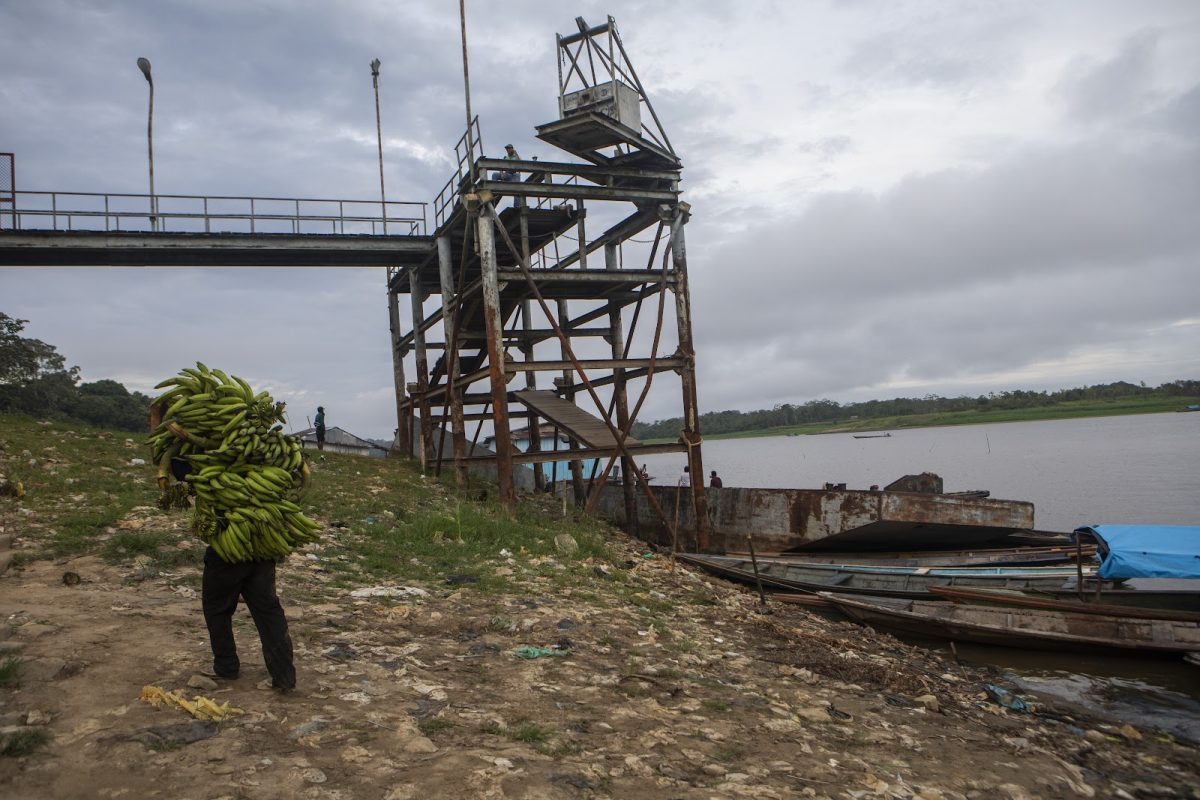 Porto de Mazán, no estado de Loreto, no Peru, às margens do Rio Napo, afluente do Rio Amazonas: cais improvisado e infraestrutura geral precária, apesar da riqueza gerada pela extração de petróleo na região (Foto: Marco Garro / InfoAmazonia)