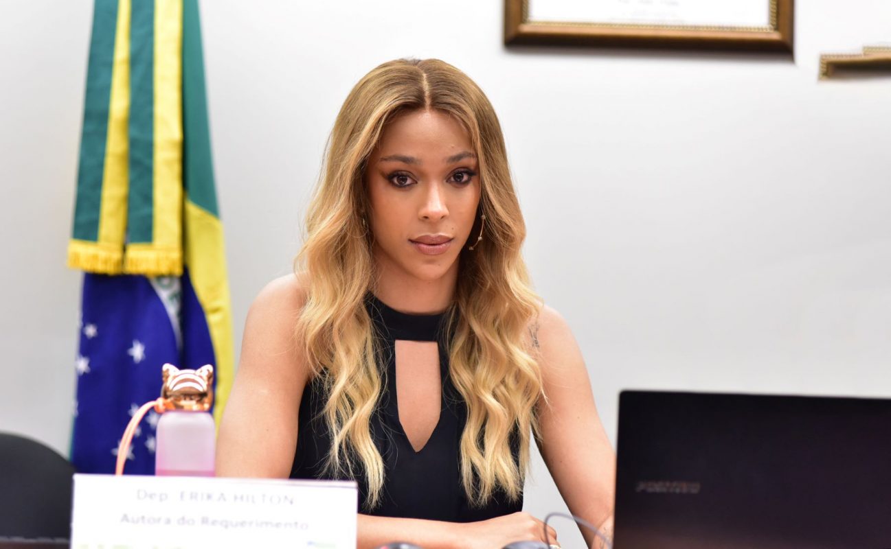 A deputada Erika Hilton em audiência pública na Câmara: para Lia Reis, visto emitido pelos EUA com gênero "masculino" para parlamentar mostra transfobia institucional (Foto: Zeca Ribeiro - Câmara dos Deputados - 04/12/2024)