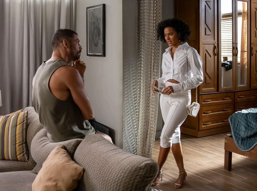 Cauã Raymond e Bella Campos em cena de Vale Tudo: noticiada confusão nos bastidores da gravação da novela joga luz sobre conceito de masculinidade e seus impactos sobre as mulheres (Foto: Angélica Goudinho / TV Globo / Divulgação)
