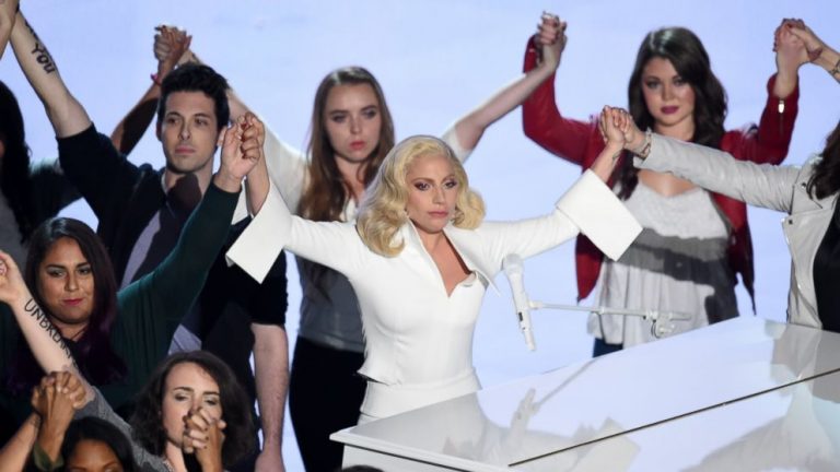 Lady Gaga no Rio: o ativismo e a filantropia da cantora pop.