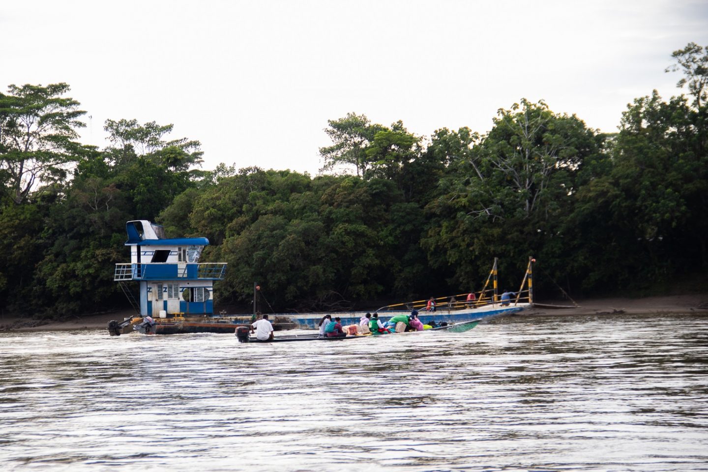 Barcos no Rio Putumayo: transporte fluvial já foi interrompido por grupos armados, isolando comunidades indígenas e ribeirinhas (Foto: Juan Carlos Contreras / InfoAmazonia)