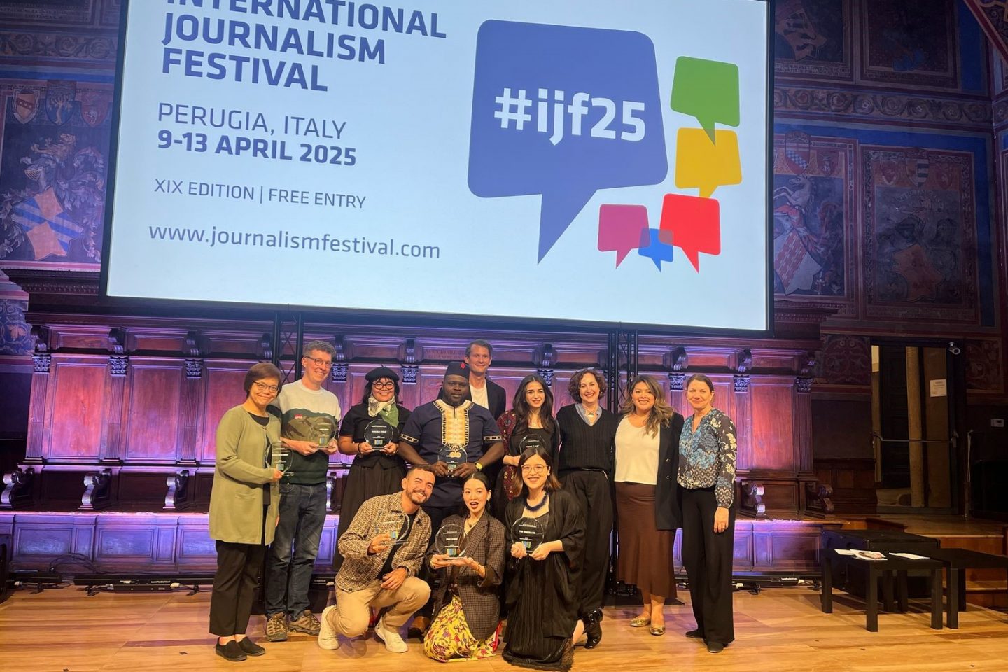 Os vencedores do Prêmio Inaugural de Excelência em Jornalismo Independente em Vídeo para Criadores de Notícias do ICFJ: cerimônia durante o Festival Internacional de Jornalismo, na Itália (Foto: Divulgação)