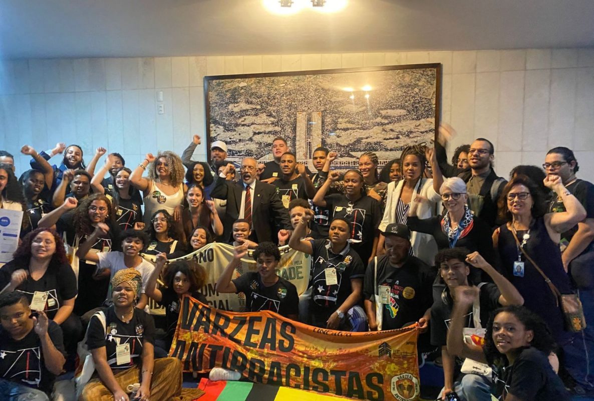 Militantes do Movimento Negro celebram aprovação da nova Lei de Cotas com o senador Paulo Paim: ampliação do percentual de reserva de vagas de 20% para 30%, inclusão de quilombolas e indígenas como público da política de ação afirmativa e instituição de mecanismos antifraude (Foto: Dora Lia Gomes / Alma Preta)