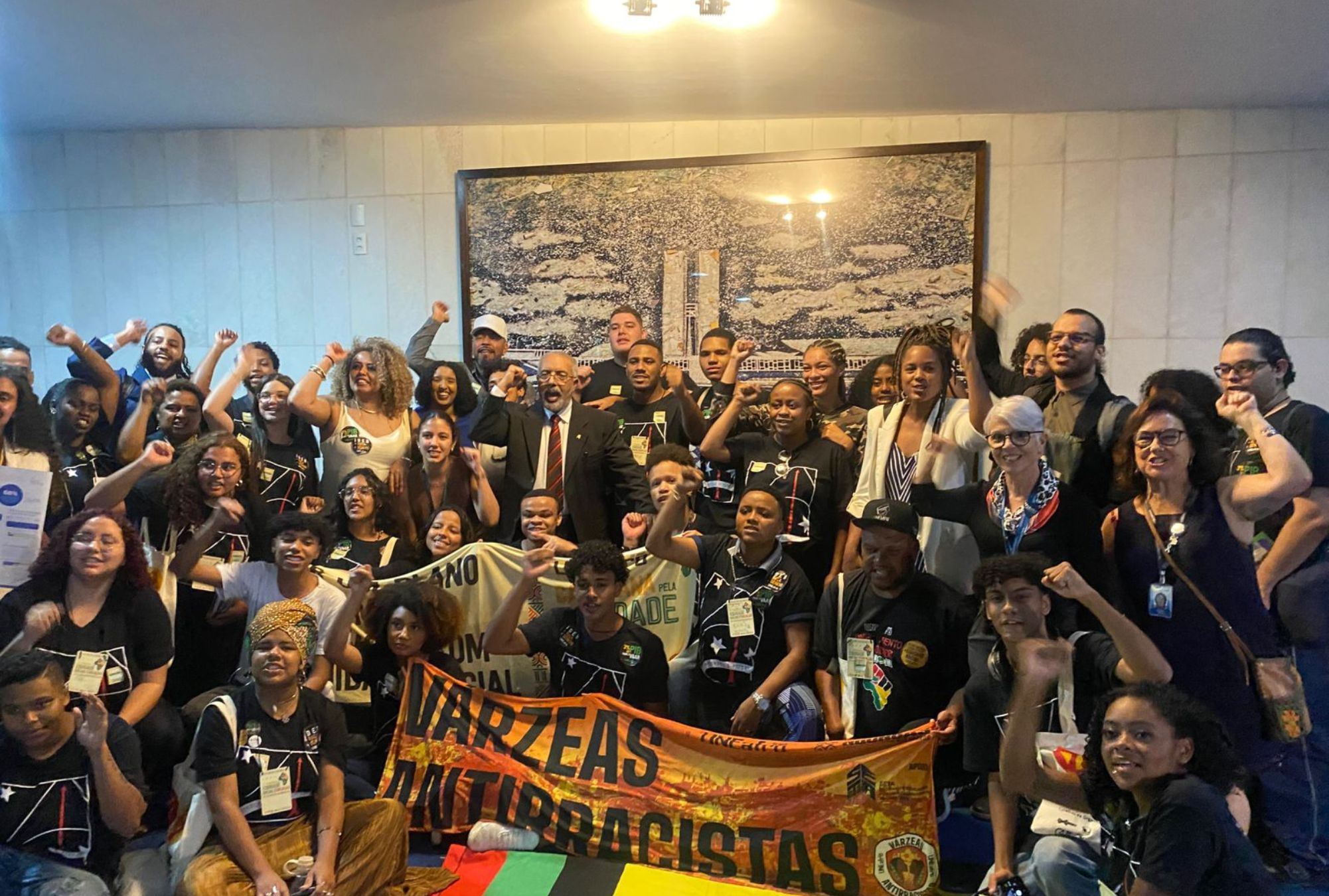 Militantes do Movimento Negro celebram aprovação da nova Lei de Cotas com o senador Paulo Paim: ampliação do percentual de reserva de vagas de 20% para 30%, inclusão de quilombolas e indígenas como público da política de ação afirmativa e instituição de mecanismos antifraude (Foto: Dora Lia Gomes / Alma Preta)