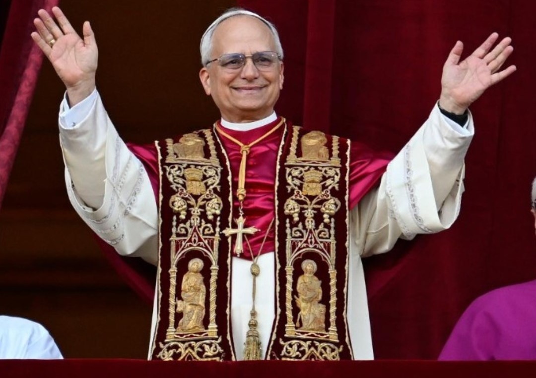 Após ser eleito, o novo Papa, Leão XIV, aparece na sacada da Basílica de São Pedro: "queremos ser uma igreja que sempre busca a paz, a caridade, e estar próximo a aqueles que sofrem", disse na mensagem inaugura