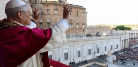 O Papa Leão XIV saúda os fieis no Vaticano: preocupação com crise climática e os mais vulneráveis o aproximam de Francisco (Foto: Vaticano)