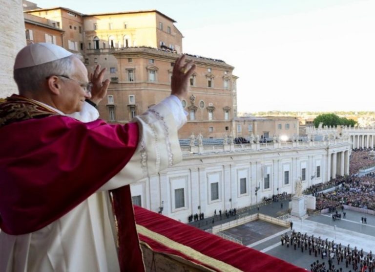O Papa Leão XIV saúda os fieis no Vaticano: preocupação com crise climática e os mais vulneráveis o aproximam de Francisco (Foto: Vaticano)