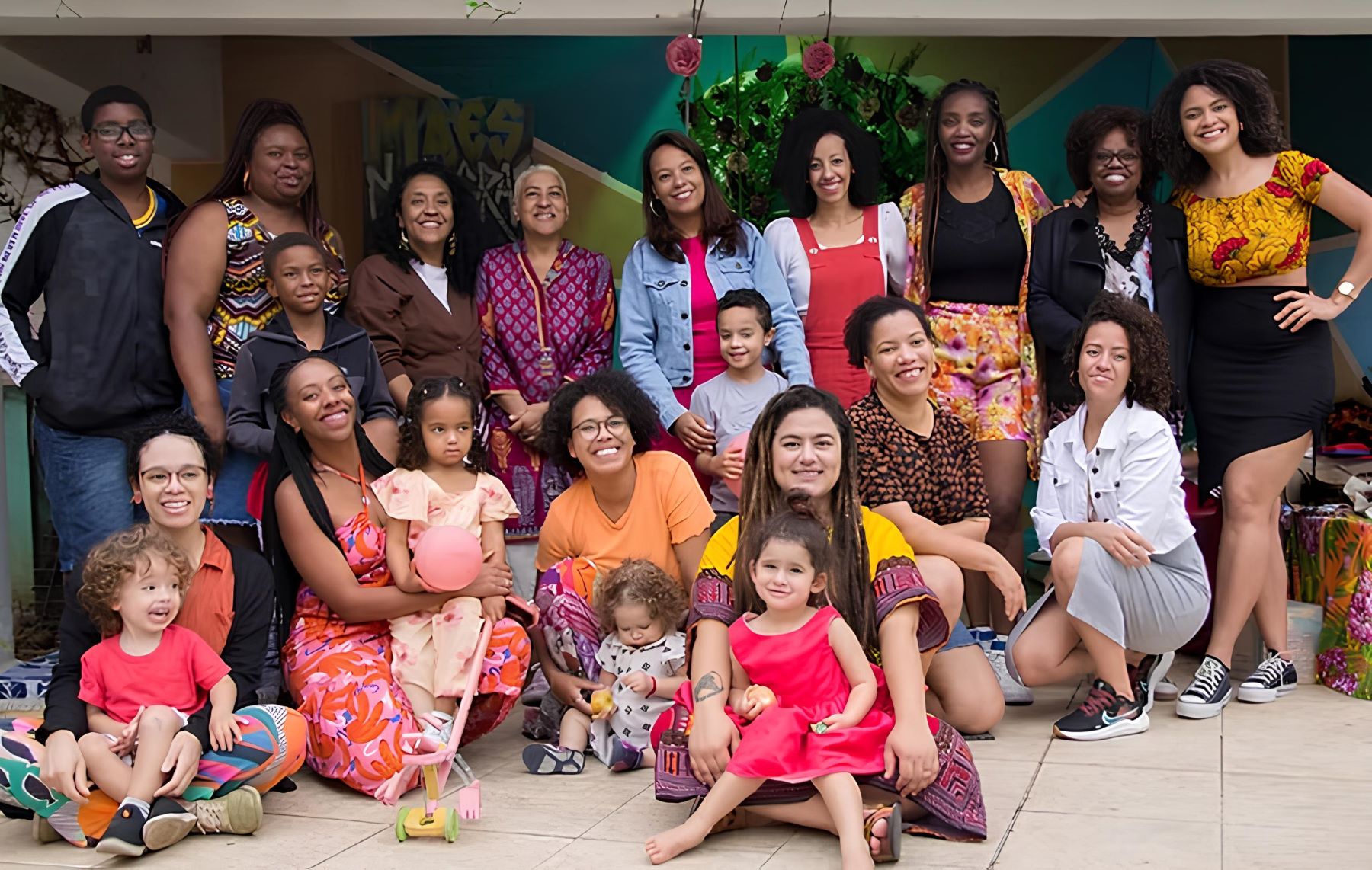 Thaís Lopes (sentada, de amarelo) à frente de outras mães negras: plataforma para valorizar as mães negras e impulsionar a equidade de gênero e raça no mercado de trabalho (Foto: Arquivo Pessoal)