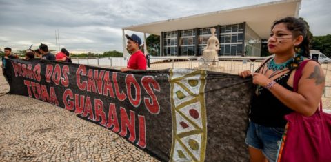 Foto colorida de líderes da etnia Guarani da Terra Indígena Morro dos Cavalos participam de ato em Brasília: Senado aprova projeto que desestrutura demarcação (Foto: Tiago Miotto / Cimi)
