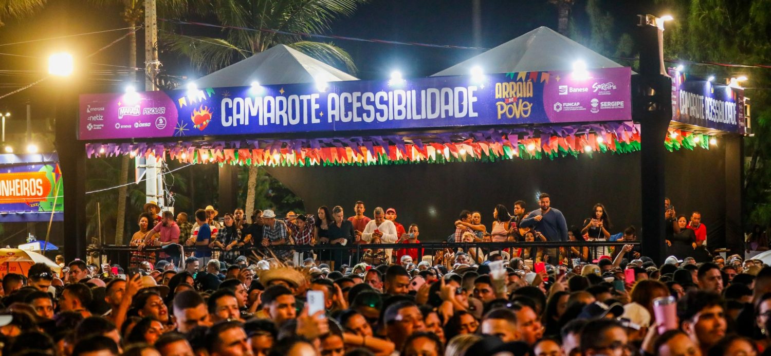 Foto colorida do camarote de acessibilidade no Arraiá do Povo 2024, em Aracaju