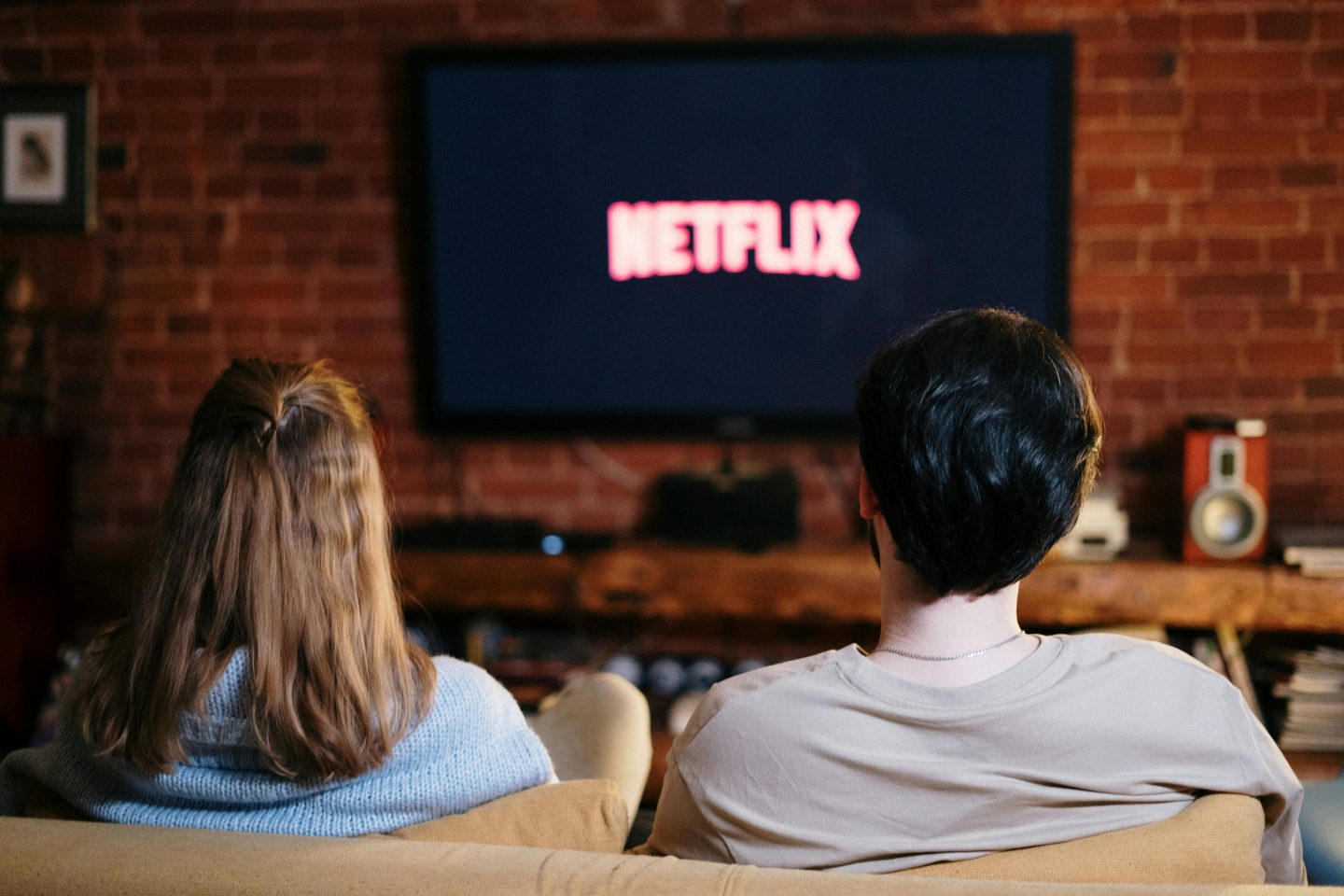 Plataformas de streaming como Netflix não contribuem com Condecine, diferente de redes de TV aberta e por assinatura (Foto: Pexels / Cottonbro studio)