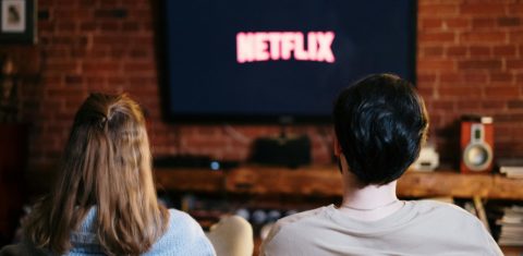 Plataformas de streaming como Netflix não contribuem com Condecine, diferente de redes de TV aberta e por assinatura (Foto: Pexels / Cottonbro studio)