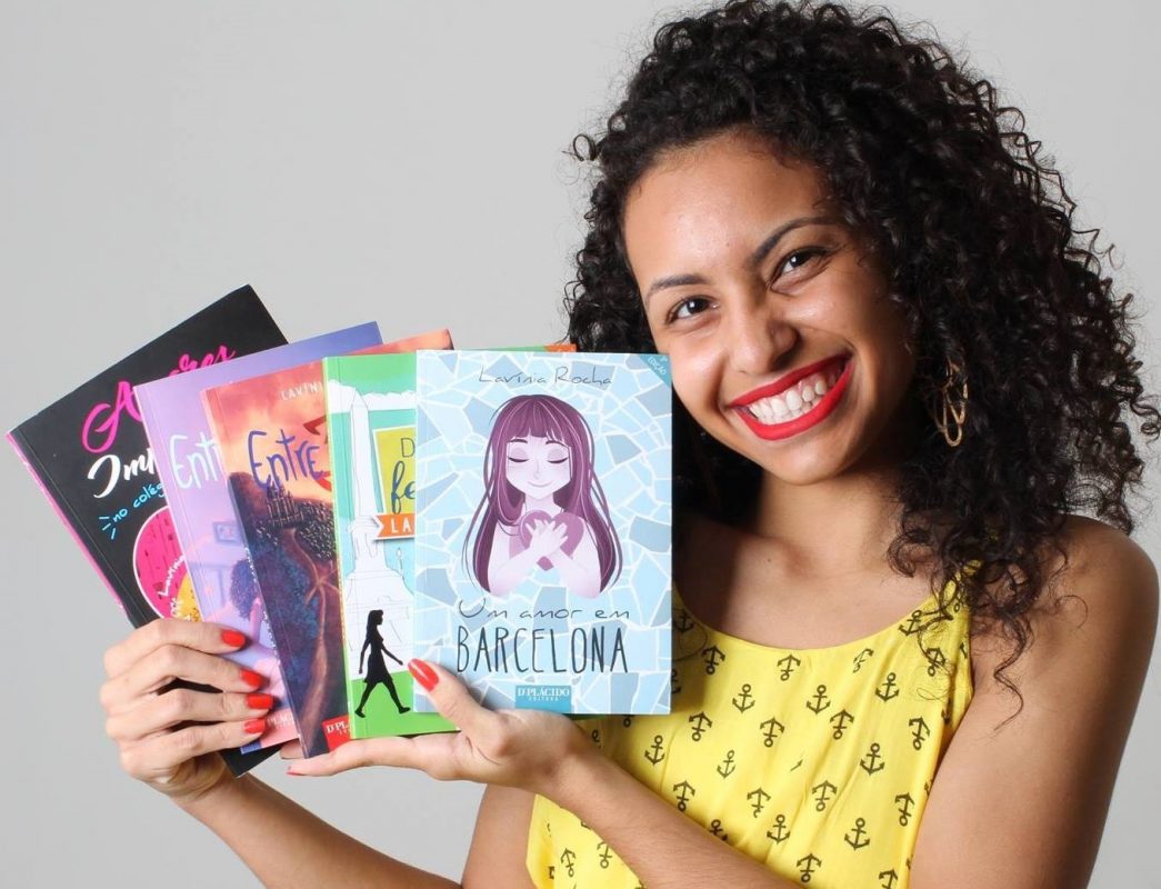 Professora e escritora, Lavínia Rocha viralizou na internet com vídeos sobre ensino de história e cultura afro-brasileira e africana. Na bienal do livro, apresenta o título infantojuvenil "O que você pensa quando falo África?" (Foto: reprodução/ Lavínia Rocha via facebook)