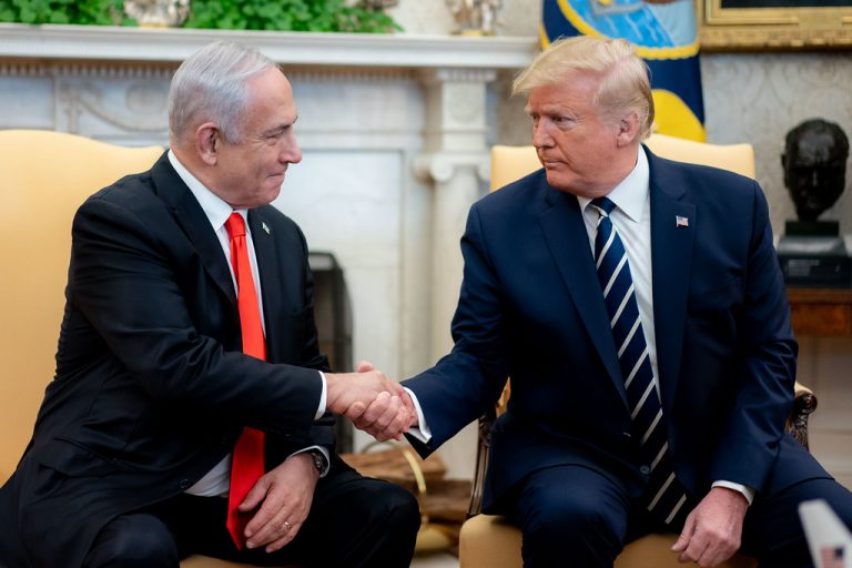 Foto colorida de Benjamin Netanyahu e Donald Trimp no salão oval da Casa Branca, nos Estados Unidos