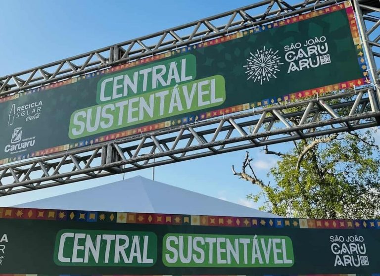 Foto colorida de banner de central sustentável no São João do Caruaru (PE) em 2024