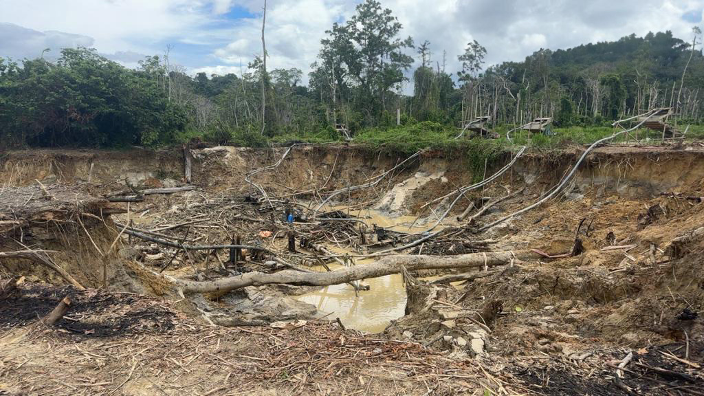 Foto colorida de crateras de exploração do garimpo ilegal na terra indígena Yanomami em 2023.