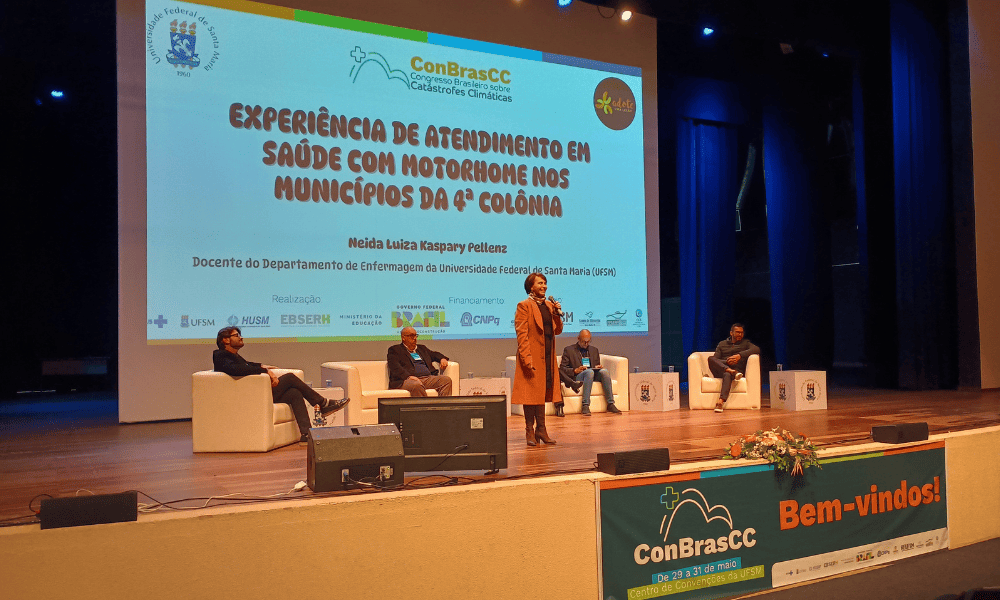 Foto colorida de uma das mesas redondas do Congresso Brasileiro sobre Catástrofes Climáticos, realizado no Centro de Convenções da UFSM, em Santa Maria (RS)