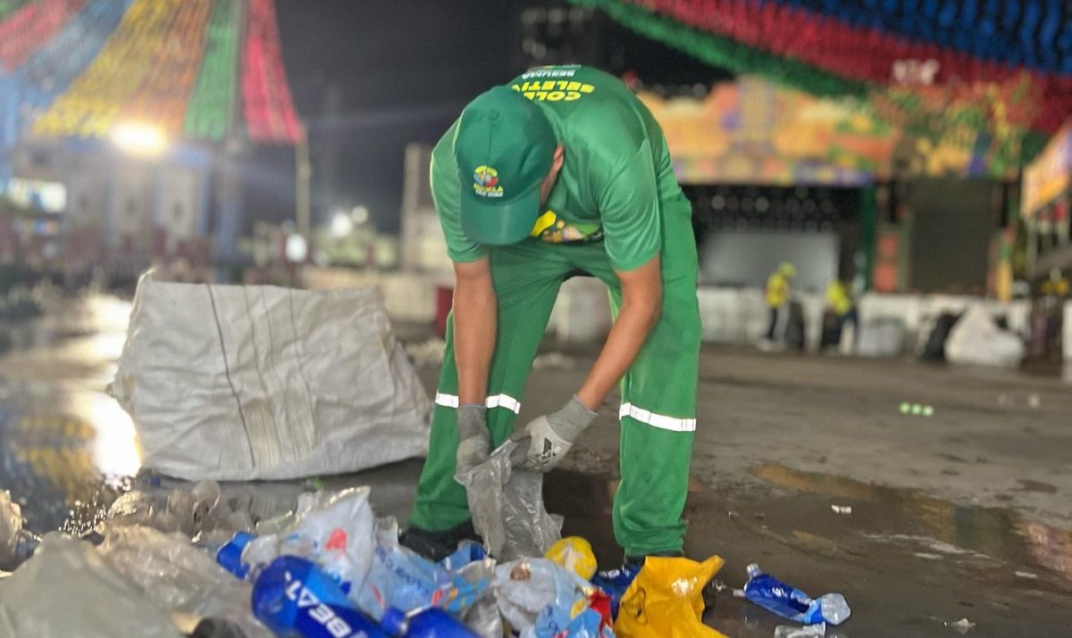 Foto colorida de trabalhador recolhendo lixo após dia de festa junina em Campina Grande. Festas juninas sustentáveis são desafio para grandes eventos