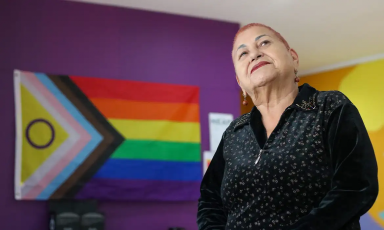 Dora Cudignola na sede da Eternamente Sou, associação que é referência na defesa dos direitos dos LGBT50+ no Brasil (Foto: Cadu Pinotti/Agência Brasil)