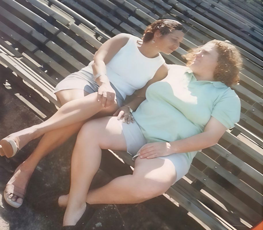 Dora à esquerda e Silvia à direita, passeando em Londrina (Paraná) numa das poucas fotos que guarda (Foto: arquivo pessoal)