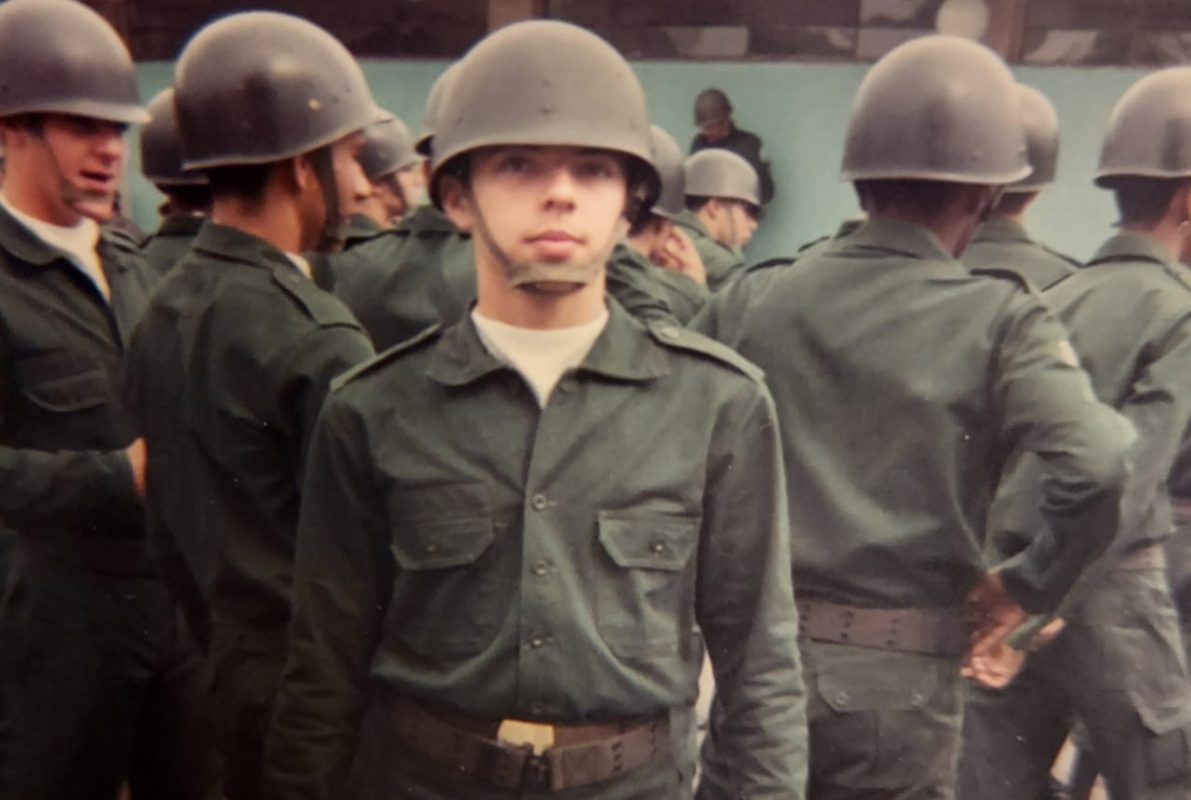 Fotografia de Valder Bastos aos 18 anos, quanto serviu no Exército Brasileiro: "pior momento da minha vida" (Foto: Arquivo pessoal)