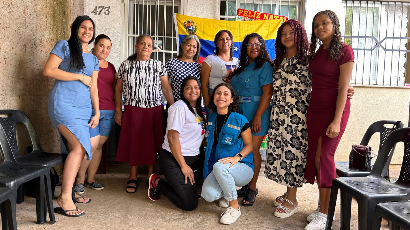 Foto colorida de grupo de mulheres imigrantes venezuelanas posando para foto após oficina da ACNUR
