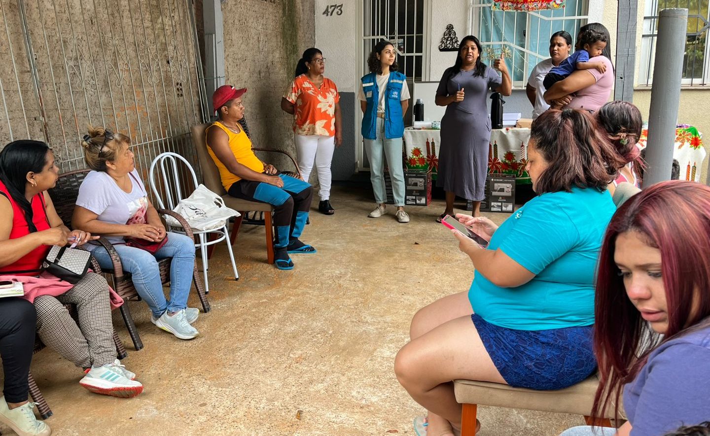 Foto colorida de oficina de corte e costura para refugiados e imigrantes promovida pela ACNUR no Rio Grande do Sul