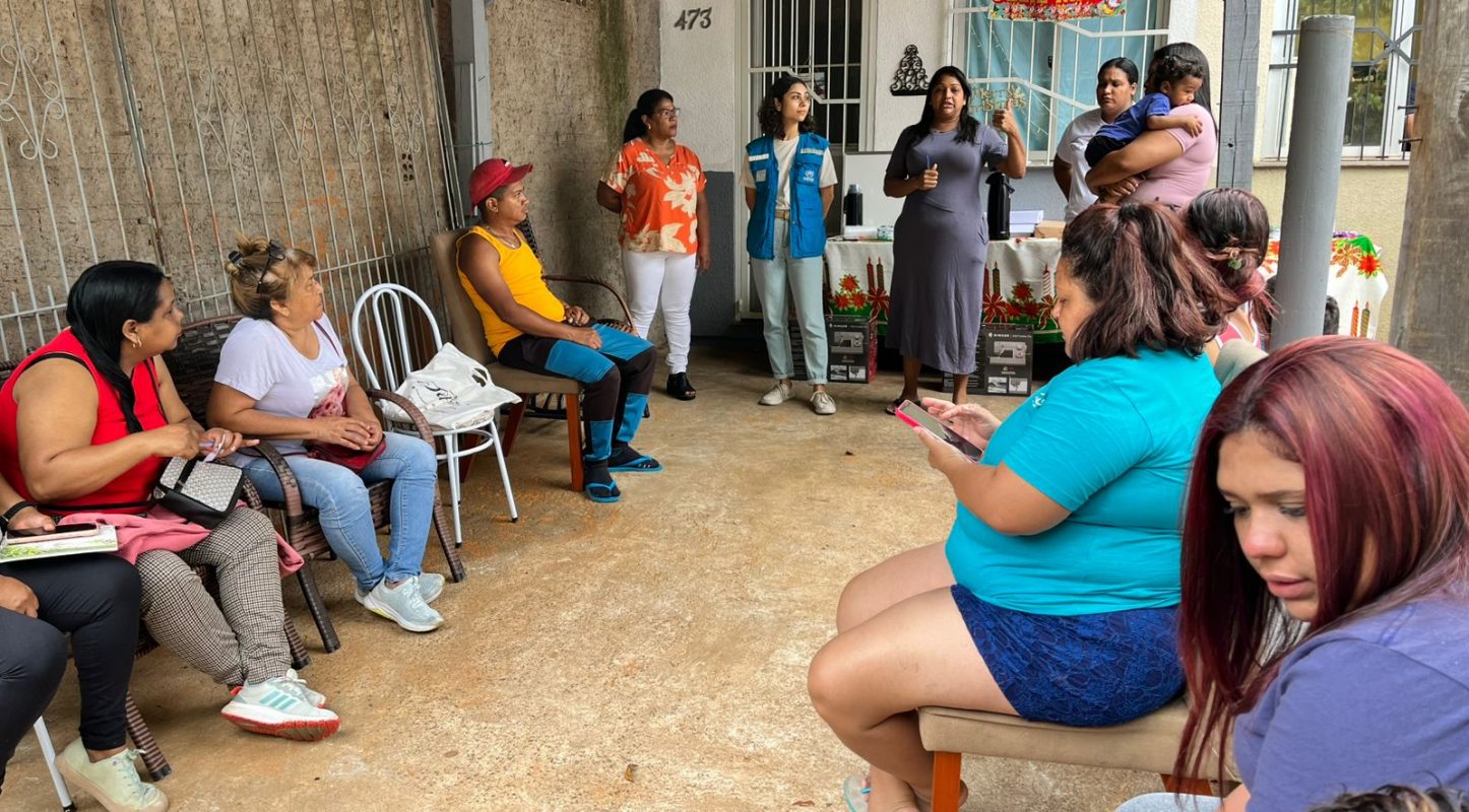 Foto colorida de oficina de corte e costura para refugiados e imigrantes promovida pela ACNUR no Rio Grande do Sul